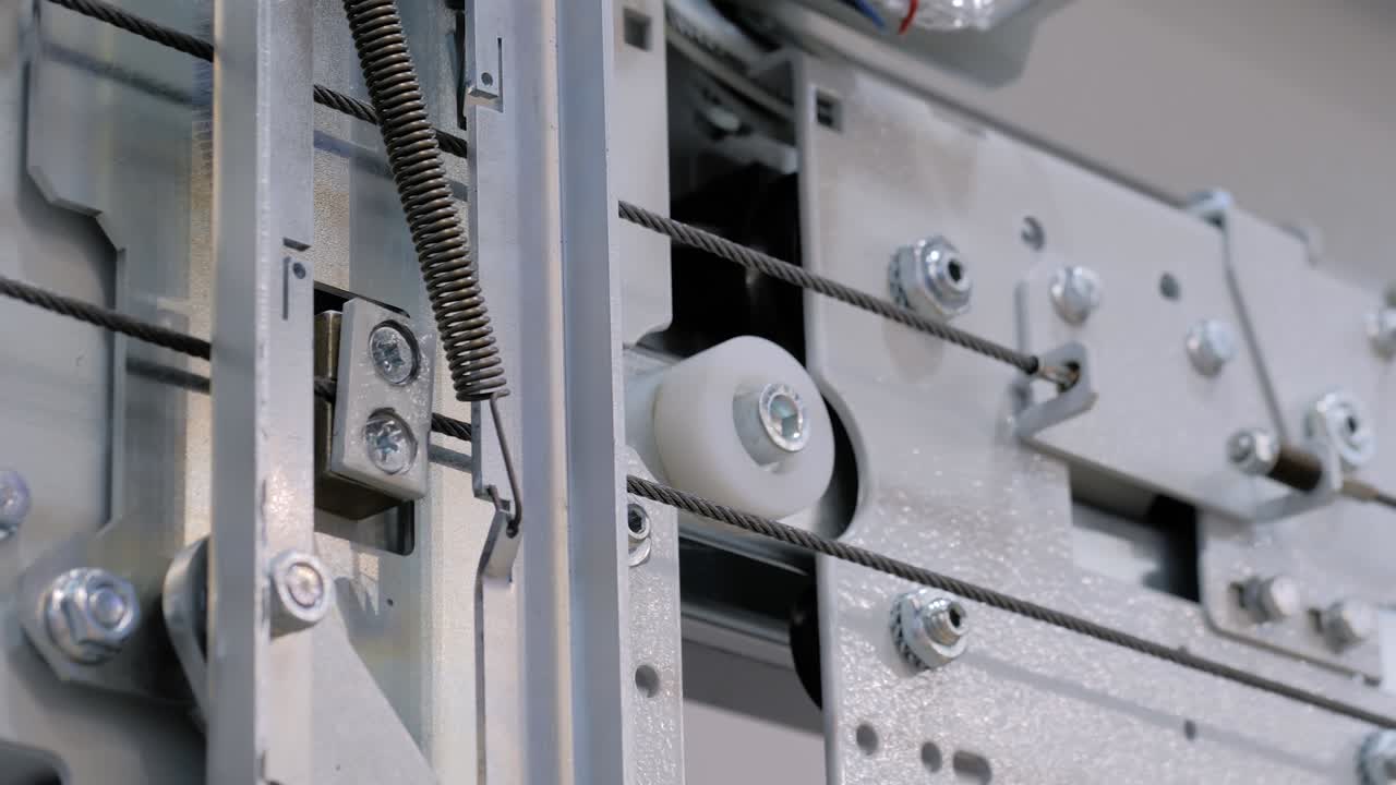 느린 동작: 엘리베이터 전시회에서 엘리베터 문을 열고 닫는 메커니즘