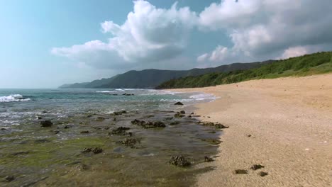 Vuelo-Bajo-De-Drones-Y-Elevador-Sobre-La-Playa-De-Amami,-Japón---Costa-Tropical-Prístina