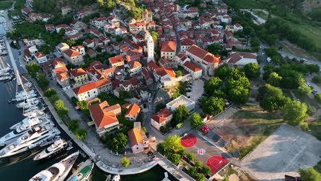 Luftdrohnenvideo-Am-Frühen-Morgen,-Das-über-Die-Altstadt-Von-Skradin-In-Der-Nähe-Des-Krka-Nationalparks-In-Kroatien-Fliegt