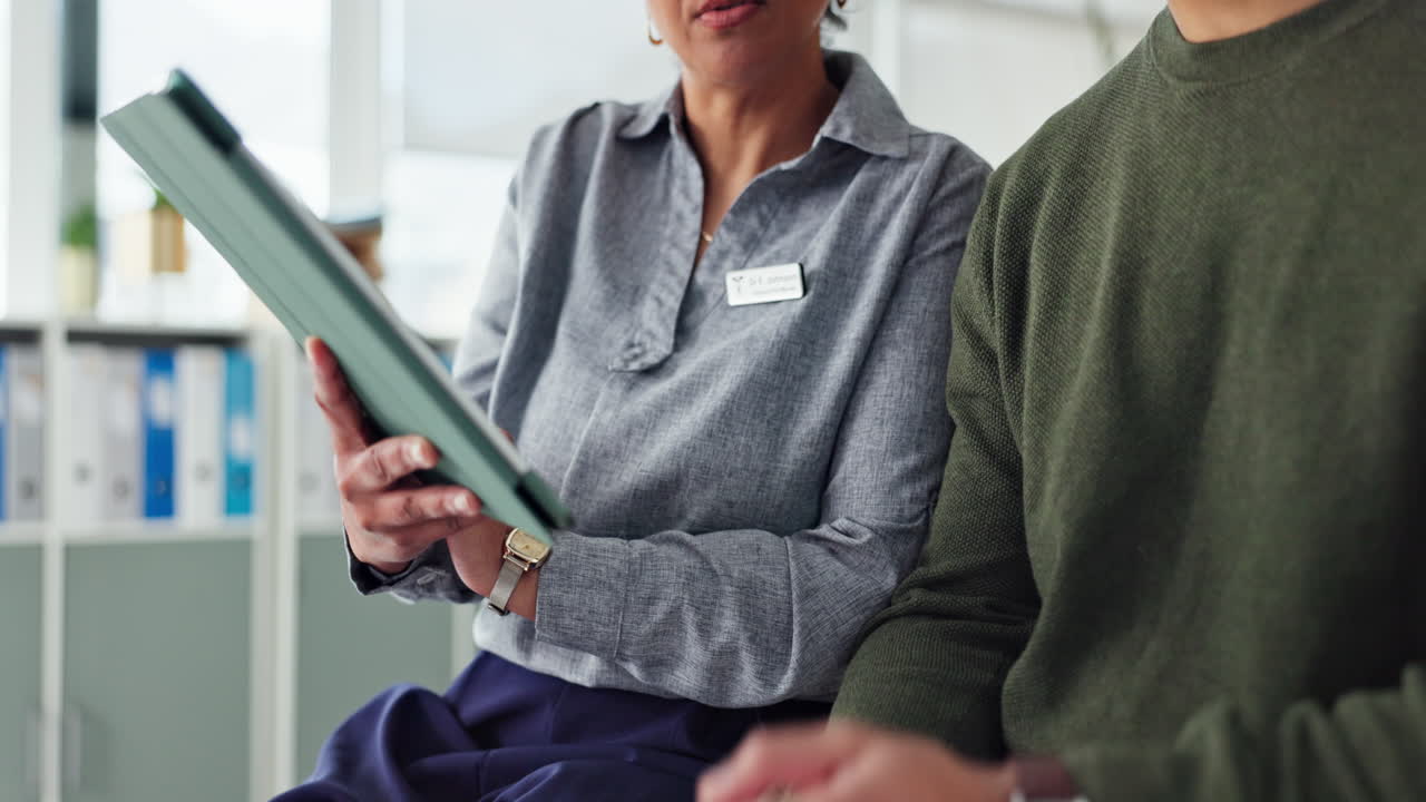 el médico discutiendo información con el paciente