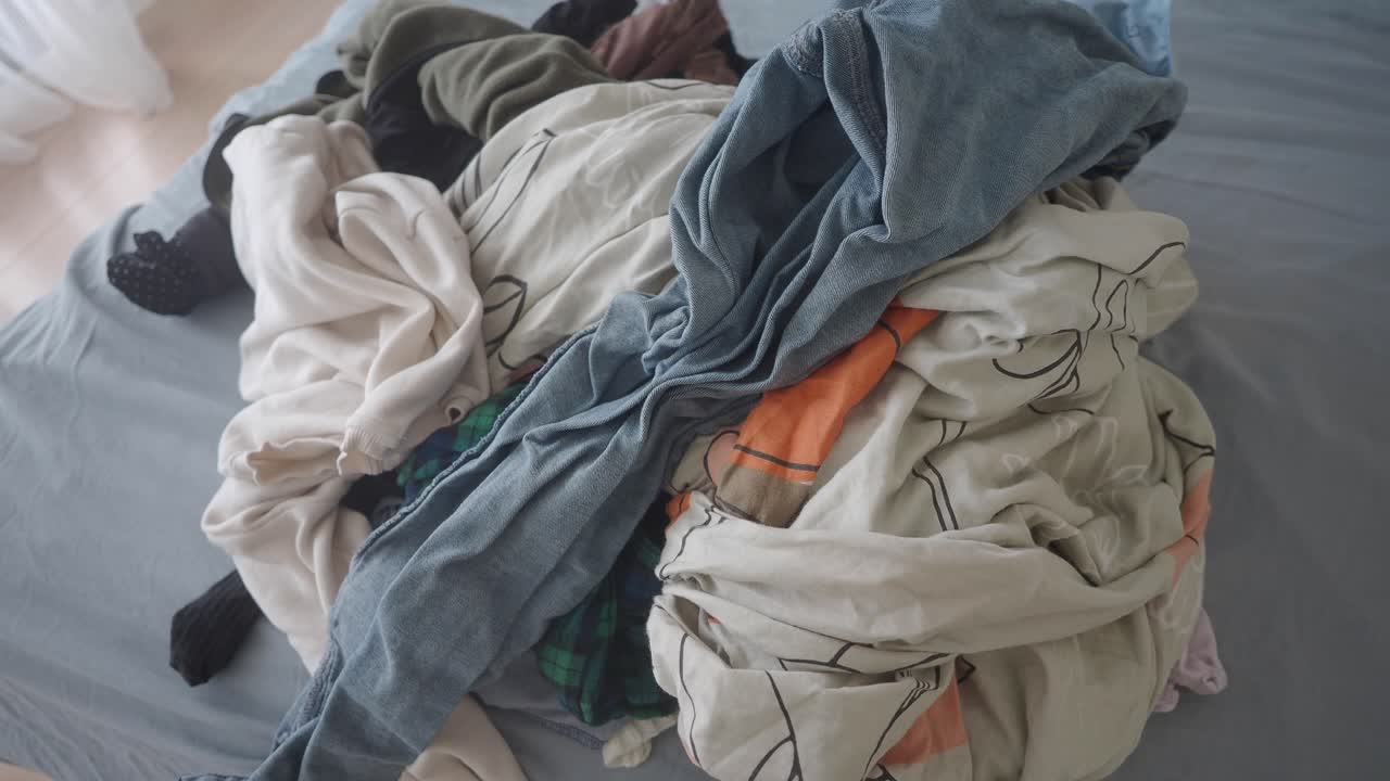 Куча одежды.