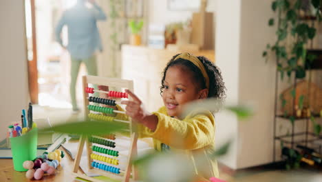 niña aprendiendo matemáticas con ábaco