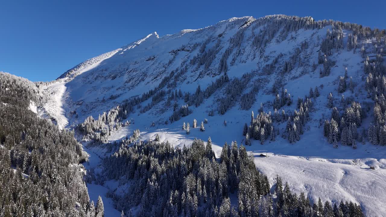 una vista aérea que muestra un hermoso panorama de montañas nevadas contra el cielo azul en suiza