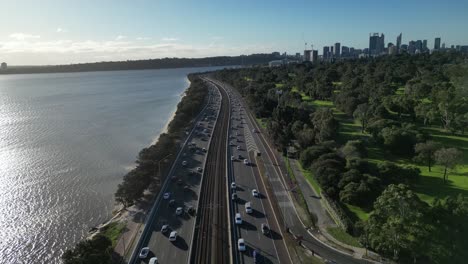 Verkehr-Auf-Der-State-Route-2-Bei-Sonnenuntergang,-CBD-Im-Hintergrund,-Perth-City,-Westaustralien