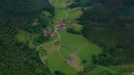 techos de casas y caminos ondulados entre céspedes de césped