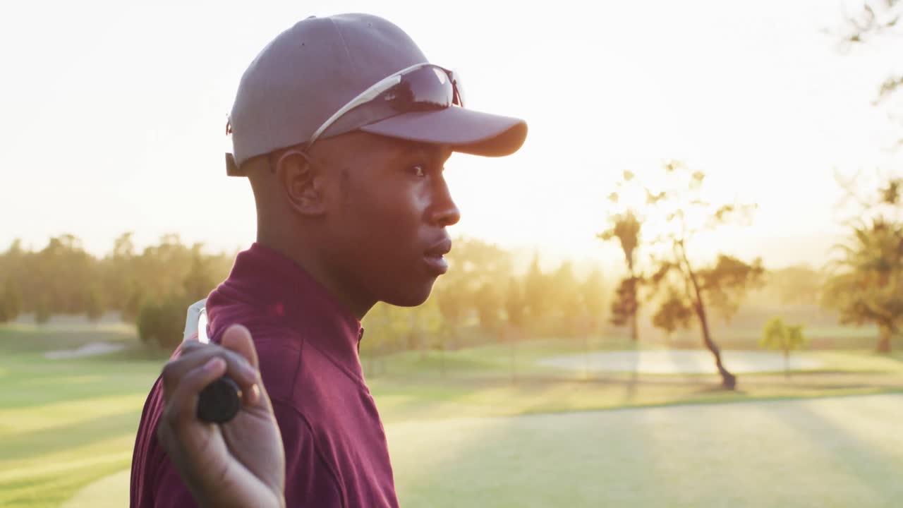 Video van een Afro-Amerikaanse man die een golfclub vasthoudt op een golfbaan