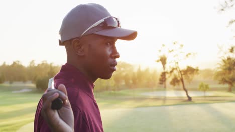 Video-De-Un-Hombre-Afroamericano-Sosteniendo-Un-Palo-De-Golf-En-Un-Campo-De-Golf.