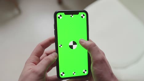 gestos táctiles con los dedos en el smartphone con pantalla verde con marcadores de seguimiento, orientación de retrato