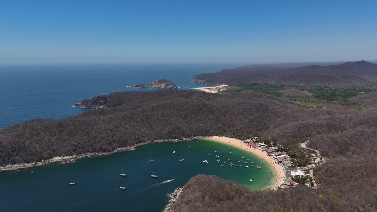 vista de avión no tripulado de la playa el maguey, una playa con colores verdes y aguas tranquilas en huatulco, oaxaca