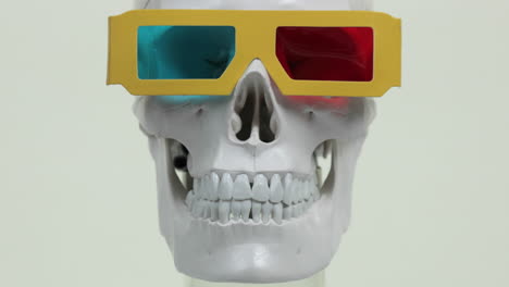 cráneo con gafas de película 3d con colores abstractos
