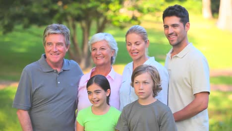 abuelos con su familia