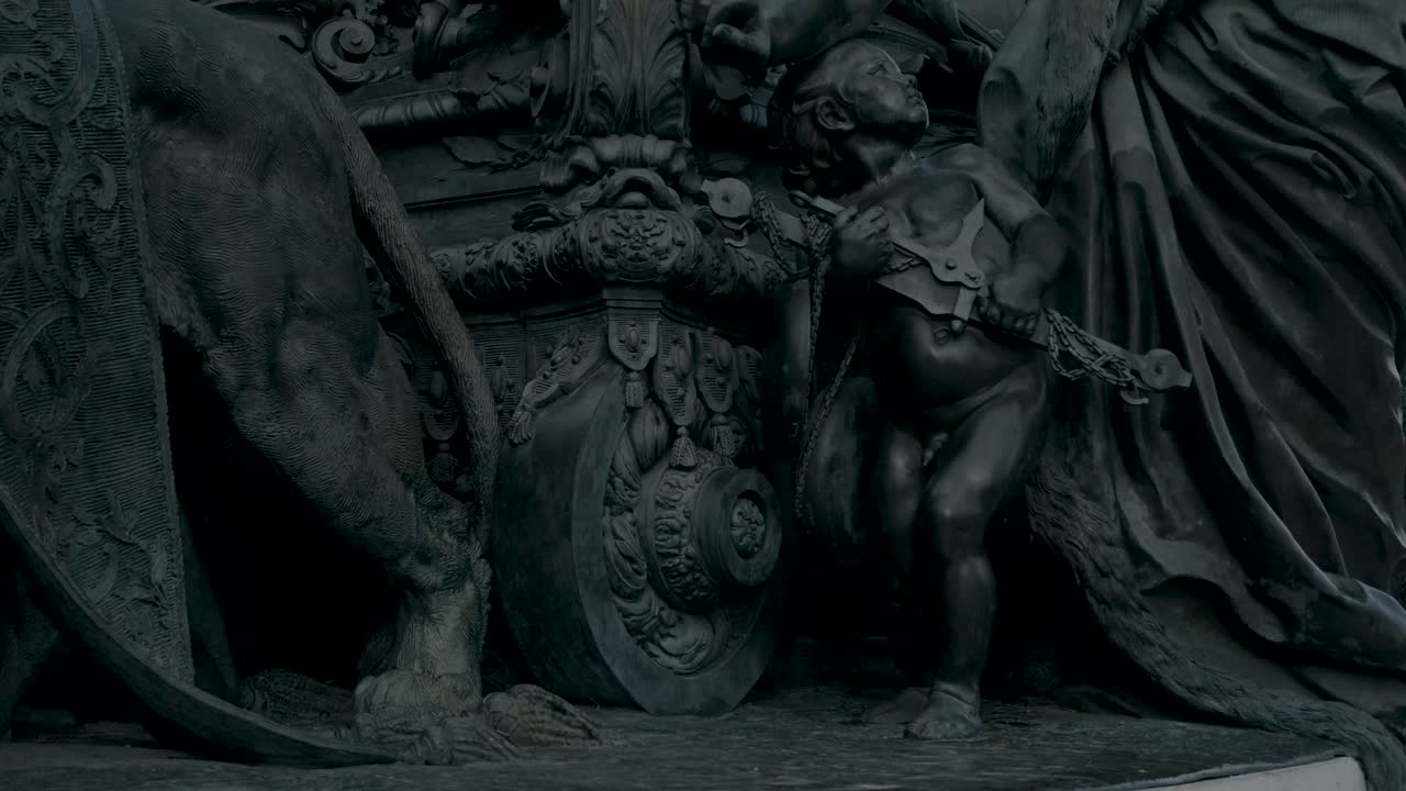 파리 의 place de la nation 에 있는 동상 의 근접 사진