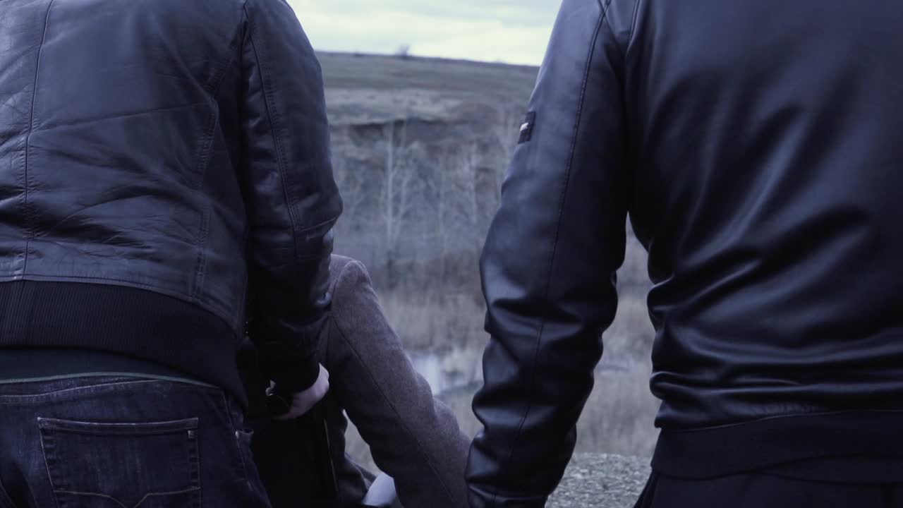 체어 에 앉은 사람 을 돕는 것