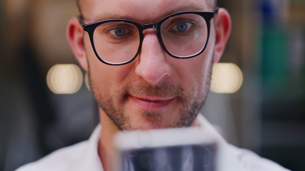 el hombre navega por las redes sociales de primer plano de la cara y los ojos