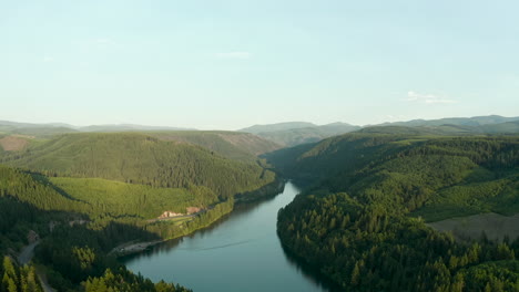 Clackamas-fluss-Mit-Grünem-Wald-Während-Eines-Sonnenuntergangs