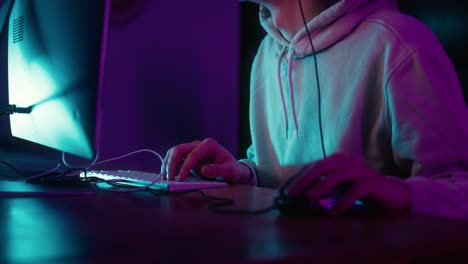hombre caucásico irreconocible jugando en la noche entre los rayos de neón