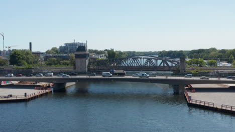 Vorwärts-Fliegen-über-Der-Wasseroberfläche.-Starker-Verkehr-Auf-Der-Straßenbrücke.-Leere-Uferpromenade-Mit-Geländern.-Berlin,-Deutschland