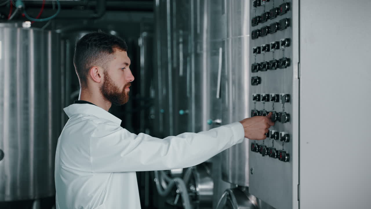 промышленный инженер, управляющий панелью управления в пивоварне