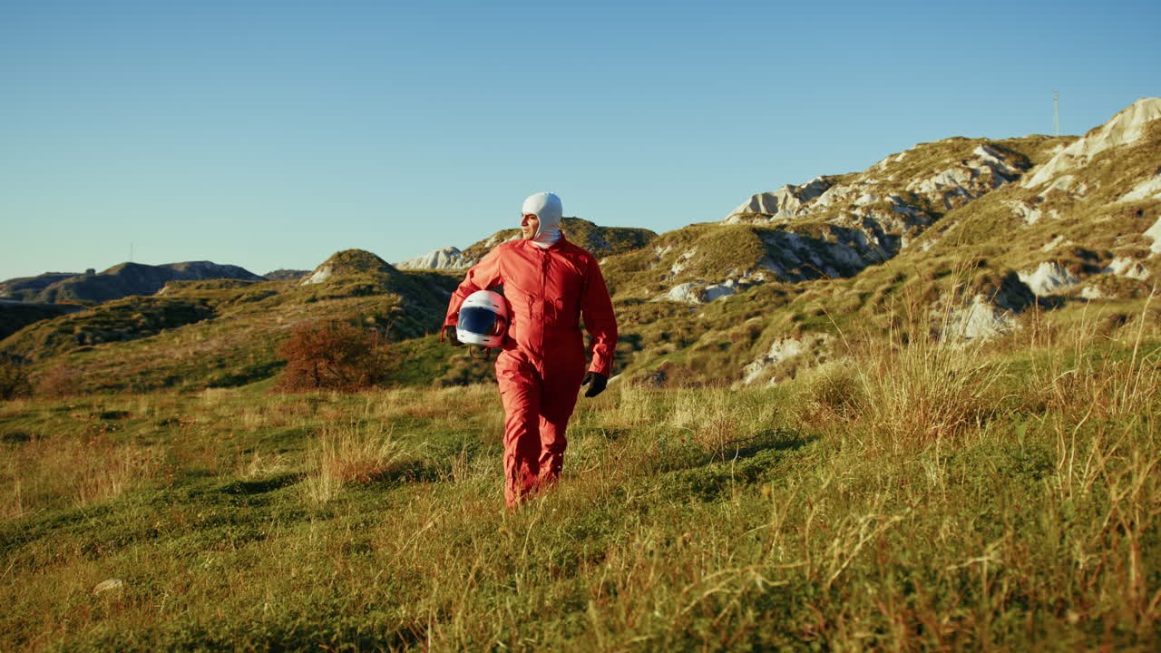 astronauta camina solo entre las tierras desoladas del nuevo planeta