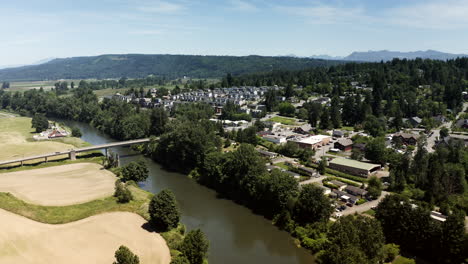 Blick-Auf-Den-Snoqualmie-River-Und-Die-Innenstadt-Von-Duvall,-WA