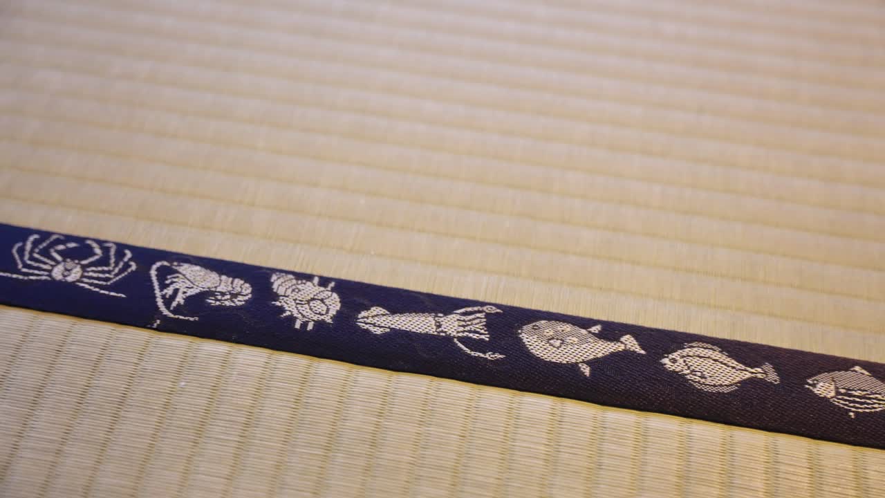 Tatami: Inquadratura panoramica ravvicinata, pavimentazione tradizionale giapponese con motivo a tema oceano
