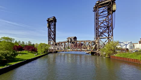 Vista-Aérea-Acercándose-Al-Puente-Ferroviario-466-De-Pensilvania,-Verano-En-Chicago