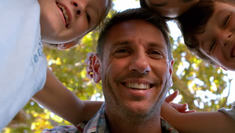 Glückliche-Familie-Zusammen-Im-Park