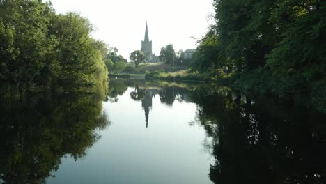 Festung-Königliche-Reflexionen-Am-Fluss-Suir-Cahir-Stadt-Tipperary,-Irland