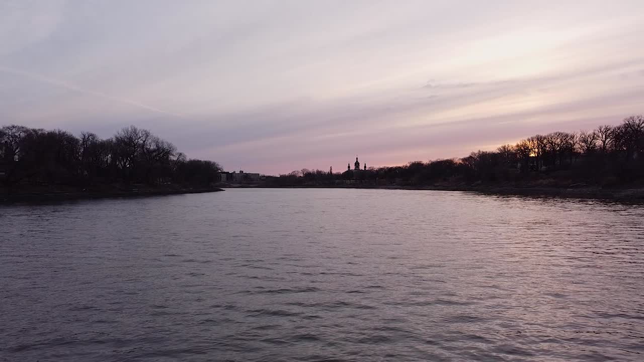 движение вперед через реку к церкви