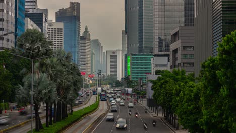 puesta de sol soleada ciudad de jakarta centro de tráfico calle famosa fuente plaza timelapse panorama 4k indonesia