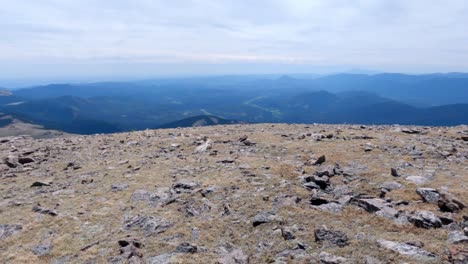Schwenkansicht-Vom-Gipfel-Des-Mt-Rosalie-Mit-Wolken-In-Der-Ferne