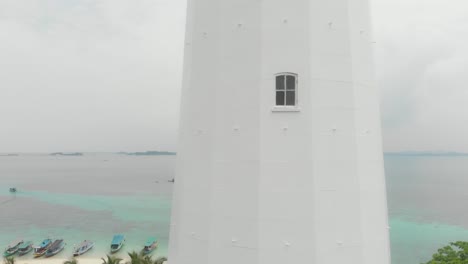 Primer-Plano-Del-Faro-En-La-Isla-Lengkuas-Belitung,-Aéreo