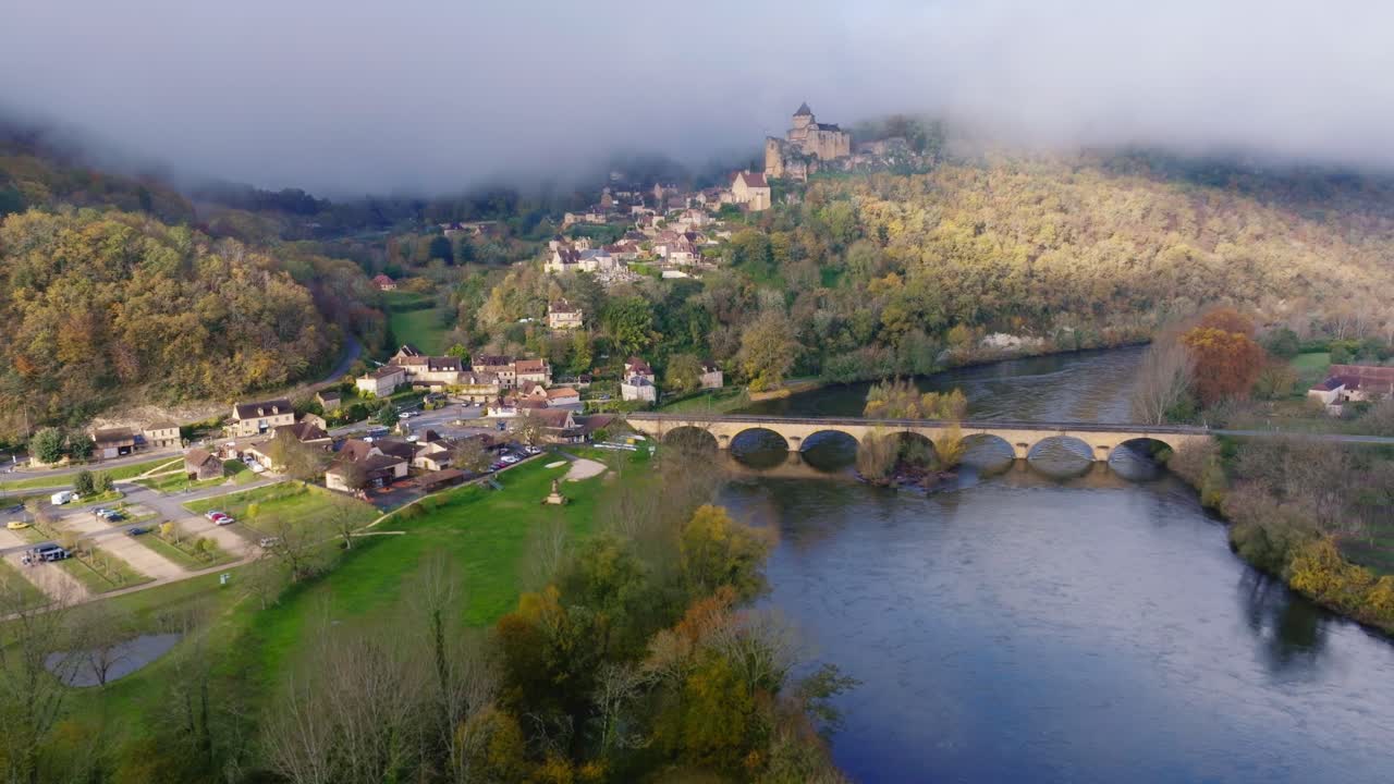 Vista aerea di un incantevole villaggio con un castello in autunno
