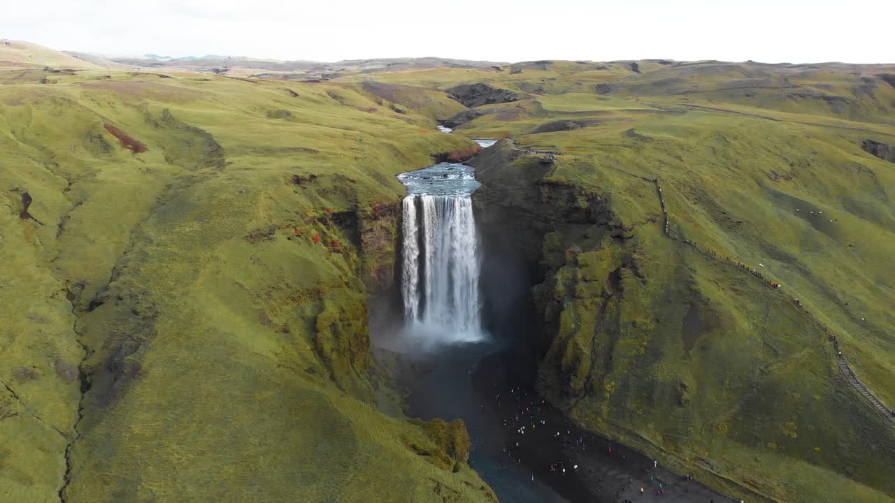 paisaje de las tierras altas de islandia con el valle de la cascada de skogafoss