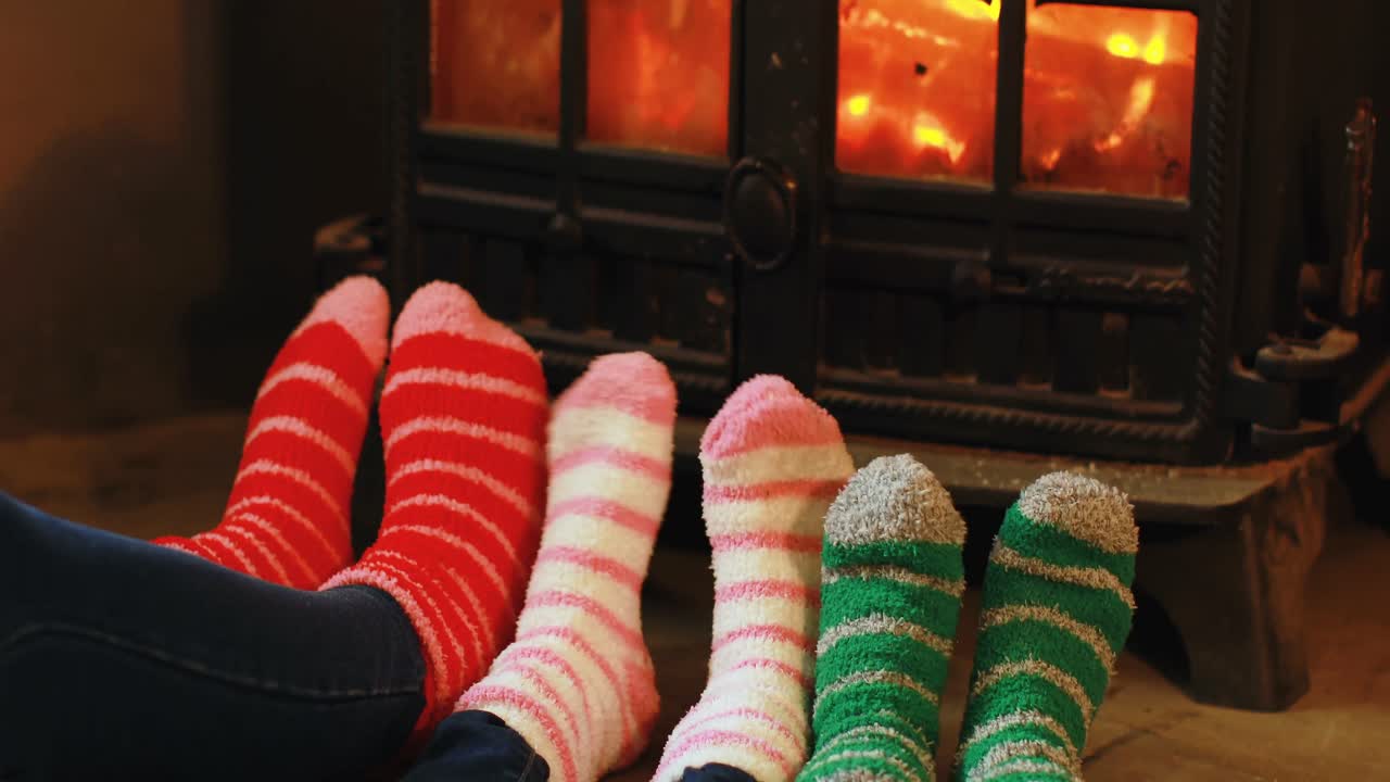집 에서 벽난로 근처 에서 휴식을 취 하는 가족 4k