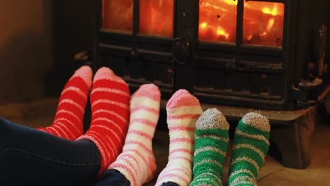 familia relajándose cerca de la chimenea en el hogar 4k