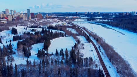 Panorama-Aéreo-De-Invierno-De-8-8-Edm-Sobre-La-Hermosa-Puesta-De-Sol-Parque-Victoria-Cubierto-De-Nieve-Junto-Al-Río-Saskatchewan-Del-Norte-Con-Vistas-A-La-Ciudad-Capital-Del-Centro-De-Edmonton-Alberta-Canadá-Impresionante-Horizonte