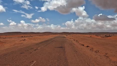 Auto-POV-Fahrt-Auf-Tunesischer-Wüstenstraße-Mit-Wolken-Am-Blauen-Himmel