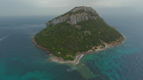 elevando la maravilla azul: figarolo, sus aguas en plena luz natural, y la encantadora montaña