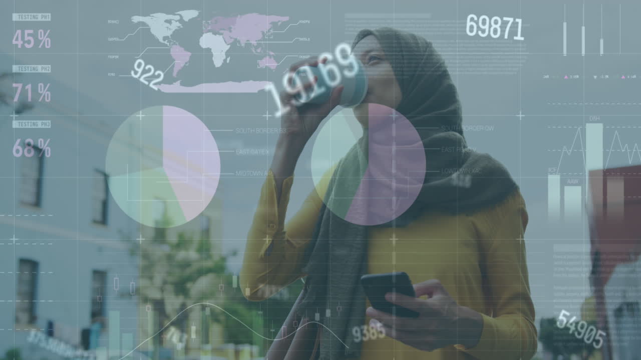 animación del procesamiento de datos sobre una mujer biracial usando un teléfono inteligente