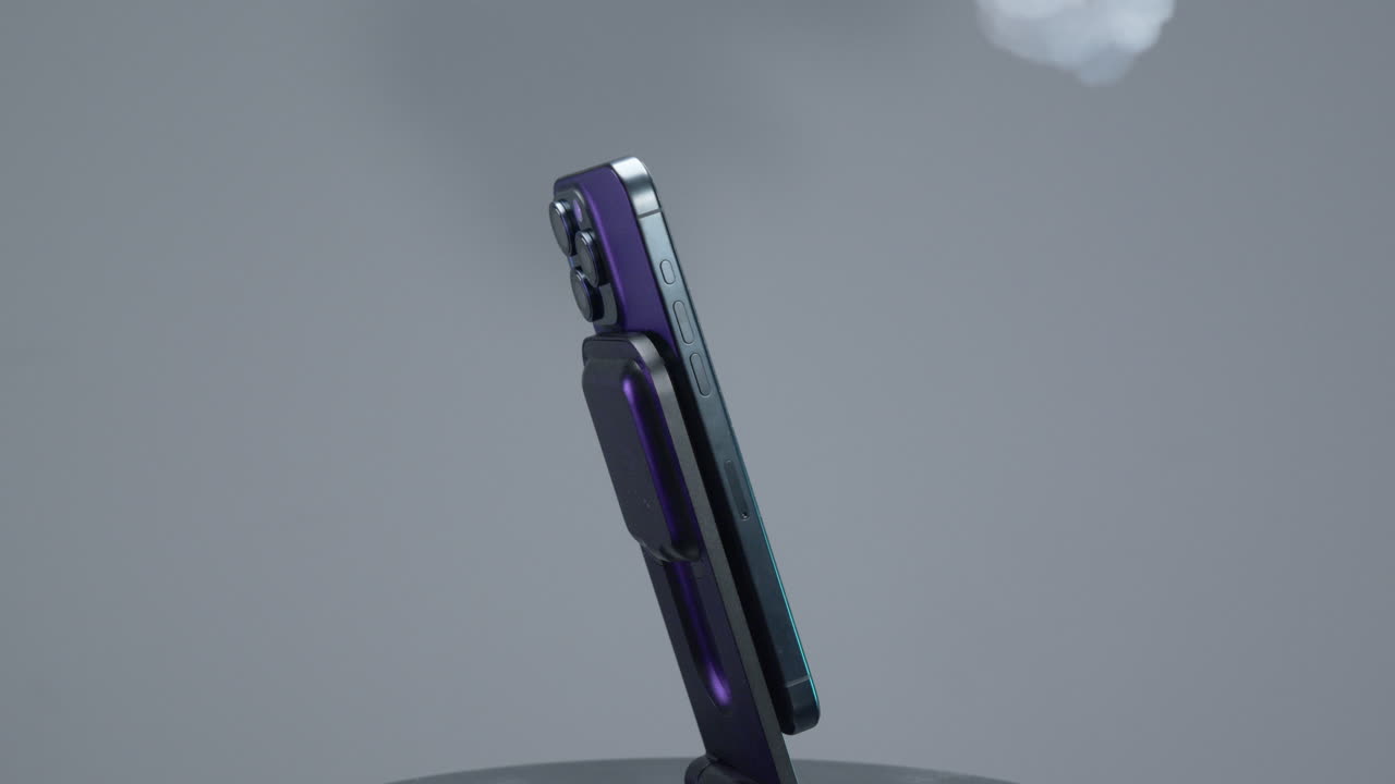 무선 충전이 가능한 보라색 스마트폰