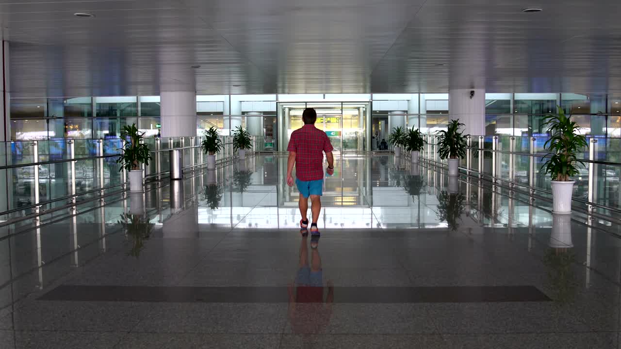 L'uomo si dirige all'edificio del terminal aeroportuale