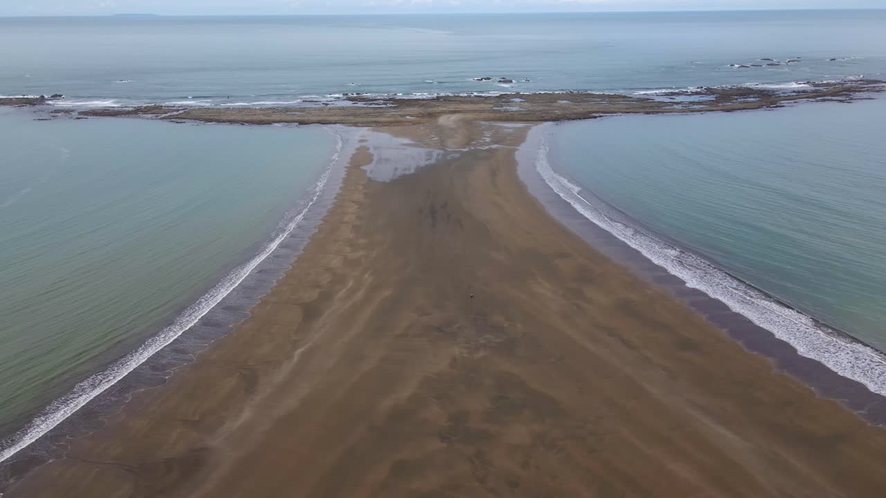 toma aérea de la playa de cola de ballena en el parque nacional marino ballena, costa rica