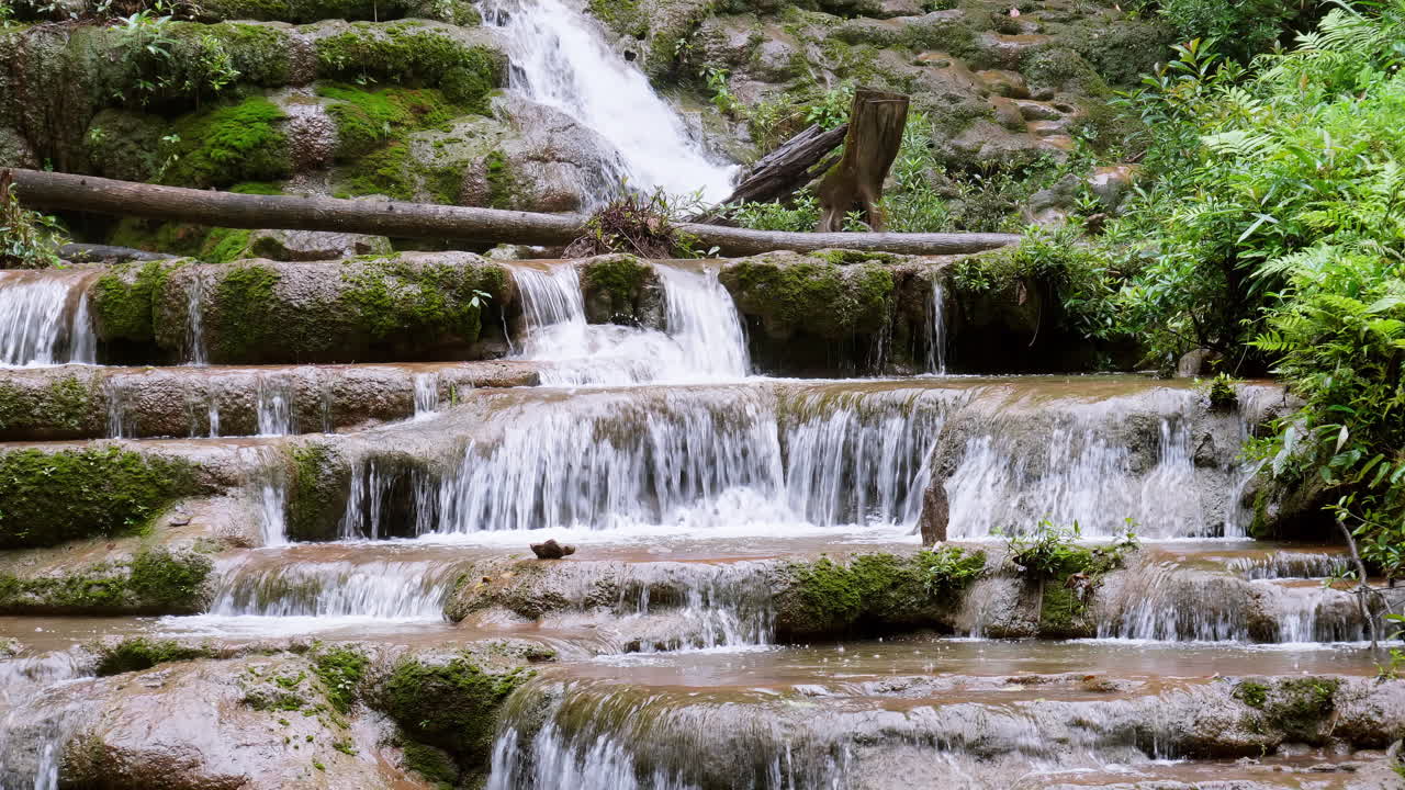 la cascada de pha charoen en el parque nacional es una atracción turística popular en el distrito de phop phra, provincia de tak, tailandia
