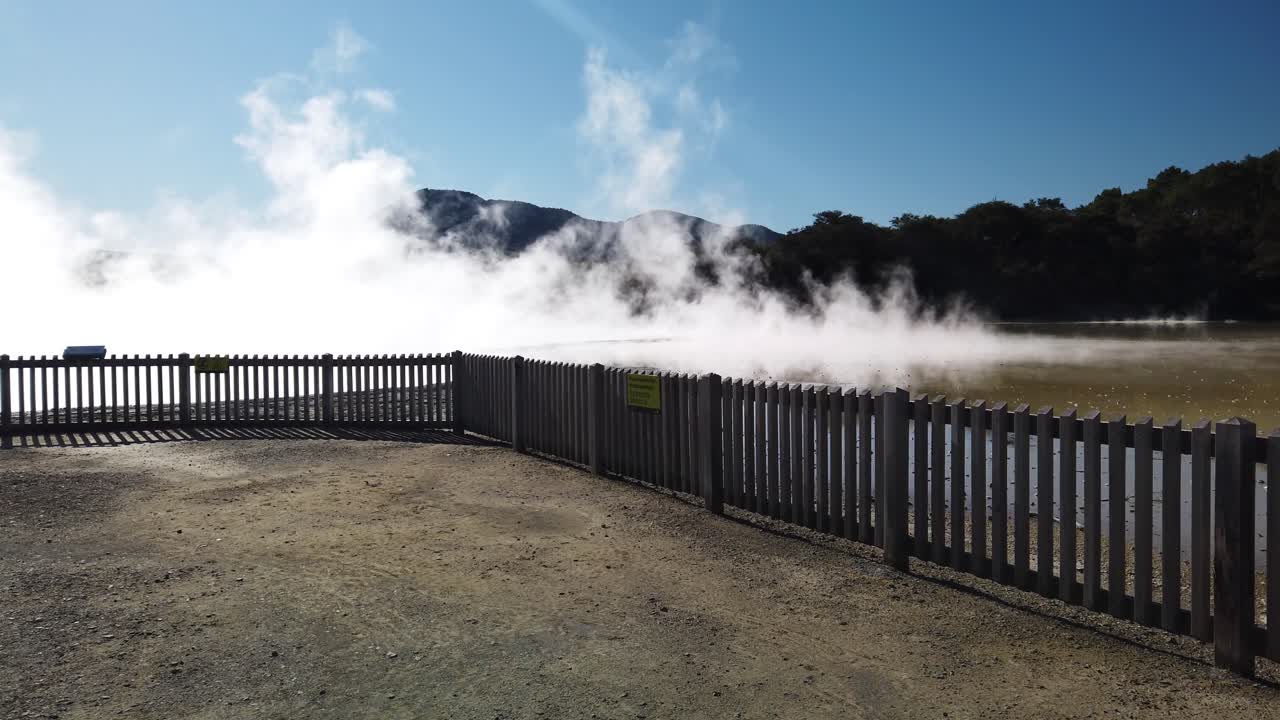 waiotapu, país de las maravillas térmicas, isla del norte, nueva zelanda, área geotérmica activa, vapor caliente sobre el agua en una mañana soleada