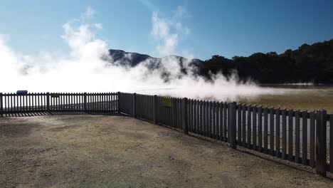 Thermalwunderland-Waiotapu,-Nordinsel,-Neuseeland,-Aktives-Geothermisches-Gebiet,-Heißer-Dampf-über-Wasser-An-Sonnigem-Morgen