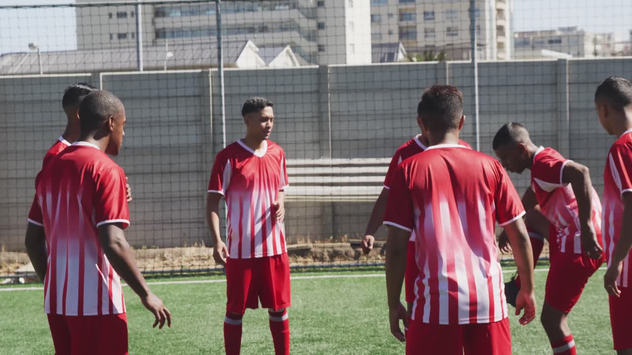 Pemain sepak bola berlatih di lapangan