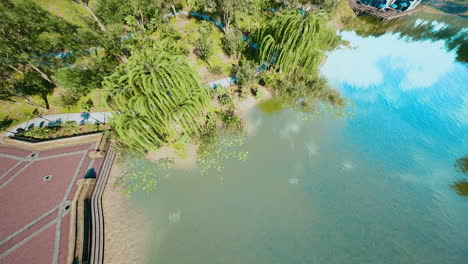 Vista-Desde-Lo-Alto-Del-Parque-Con-Césped-Verde-Y-Caminos