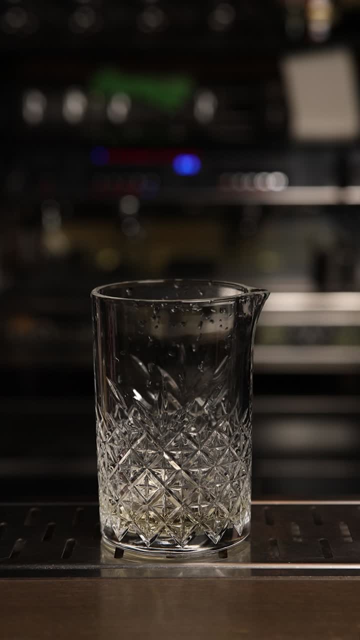 Barman che versa un cocktail rosso
