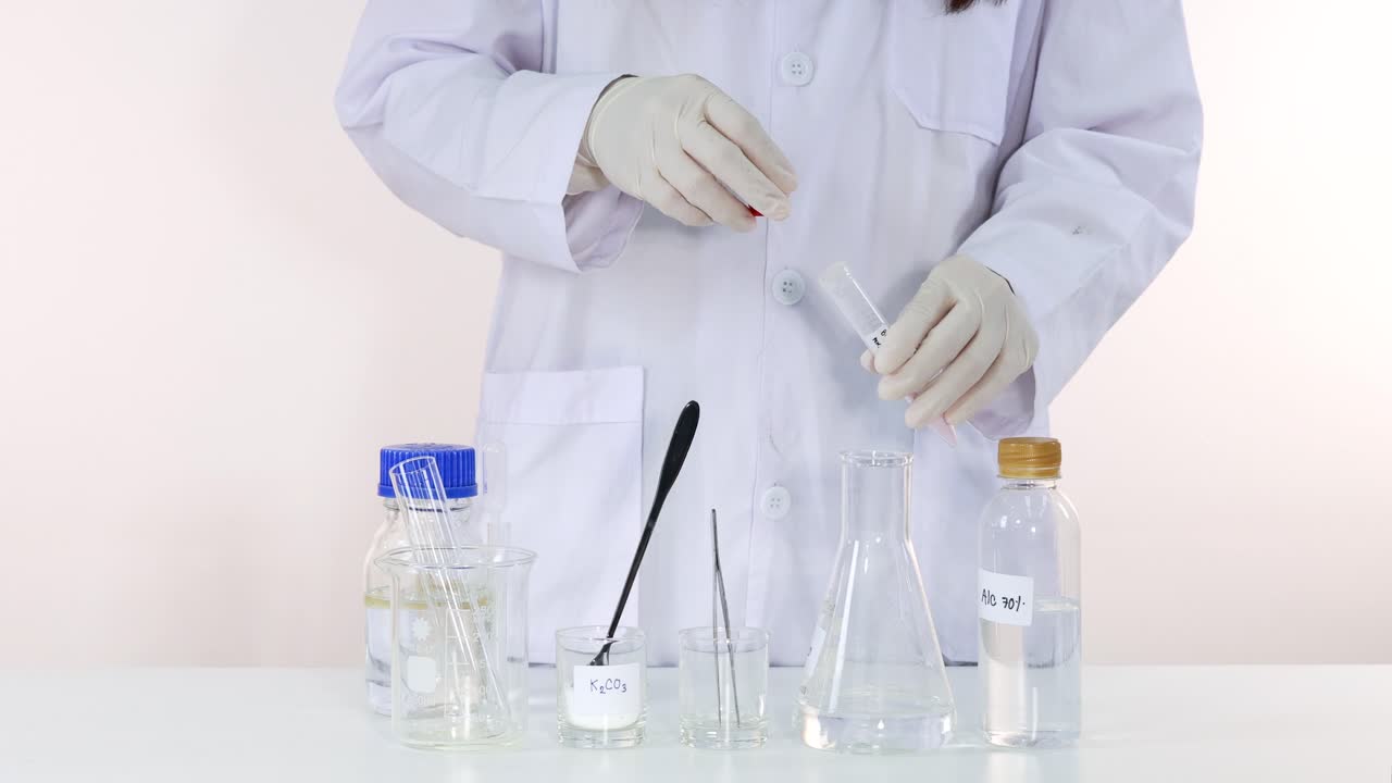 과학자는 다채로운 화학 반응을 수행합니다.